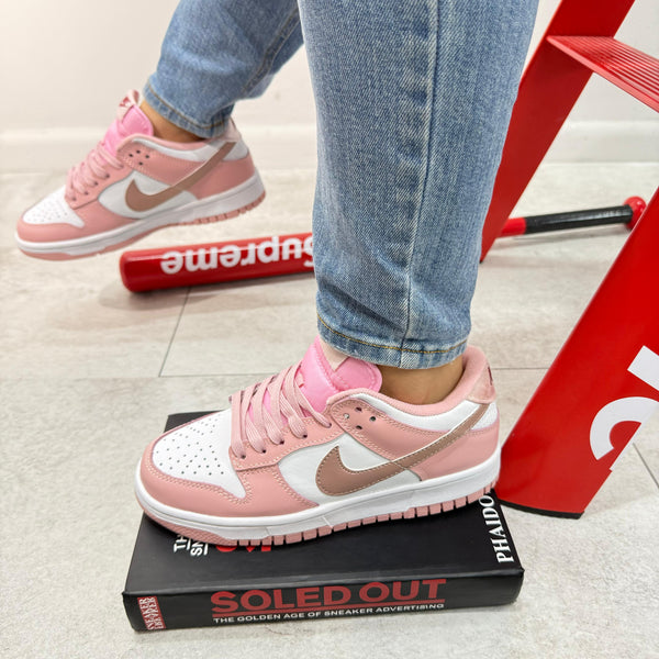 NK Dunk Low Pink Foam – Dulzura Urbana con Toques Metálicos