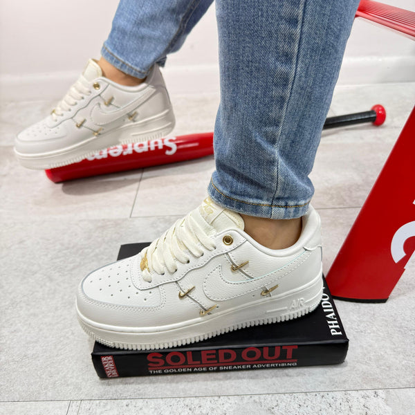 NK AF1 Low Gold Charm – Elegancia Urbana con Detalles Exclusivos