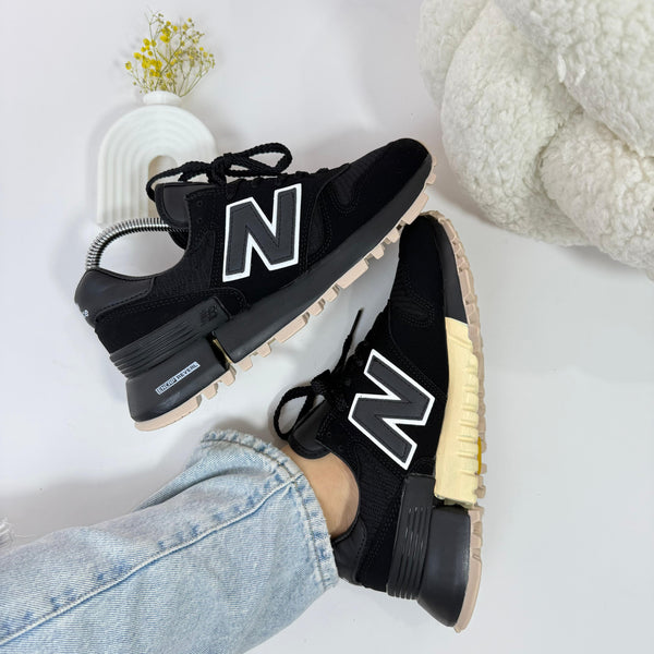 NB 1300 Black – Estilo Retro-Tech con Toque Moderno