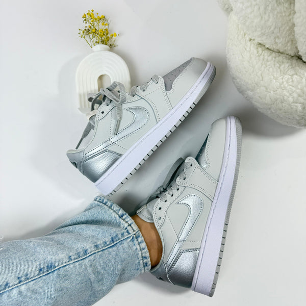 JDN 1 Low Metallic Silver – Brillo y Estilo Urbano Futurista