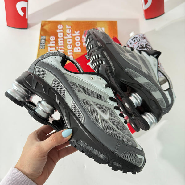 Zapatillas NK Shox TL Grey – Tecnología y Estilo Futurista