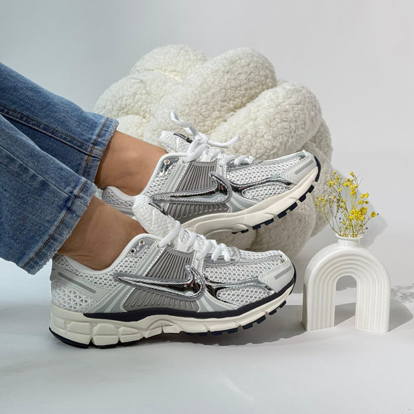 NK Zoom Vomero 5 White Chrome – Comodidad Técnica con Estilo Futurista