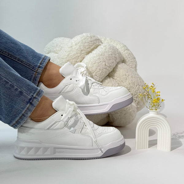 VLTN One Stud White – Elegancia Urbana con Detalles de Lujo