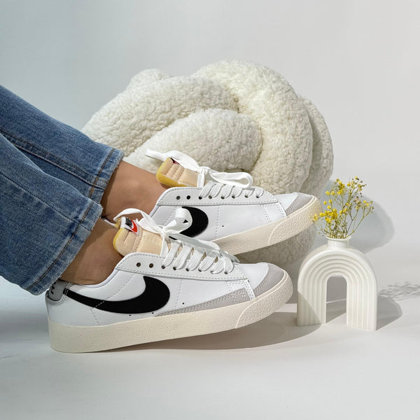 NK Blazer Low '77 – Estilo Retro Blanco y Negro con Toque Vintage