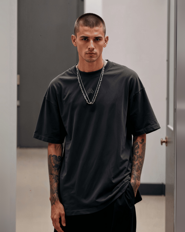 Camiseta Oversize Gris Grafito – August Estilo Técnico Urbano