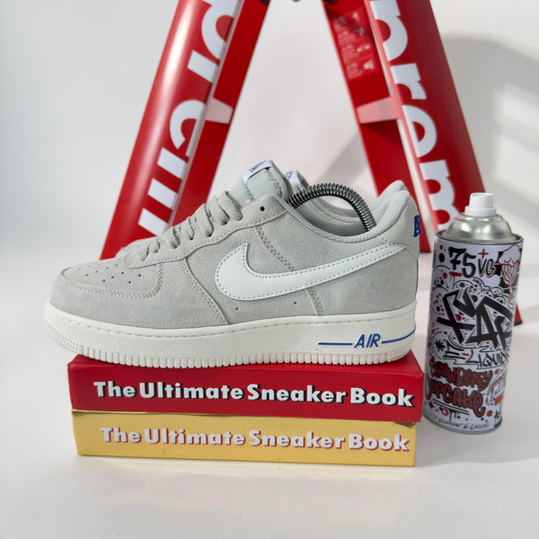 Zapatillas NK Air Force 1 Gris Suede – Estilo Minimal con Detalles Únicos 👟🩶