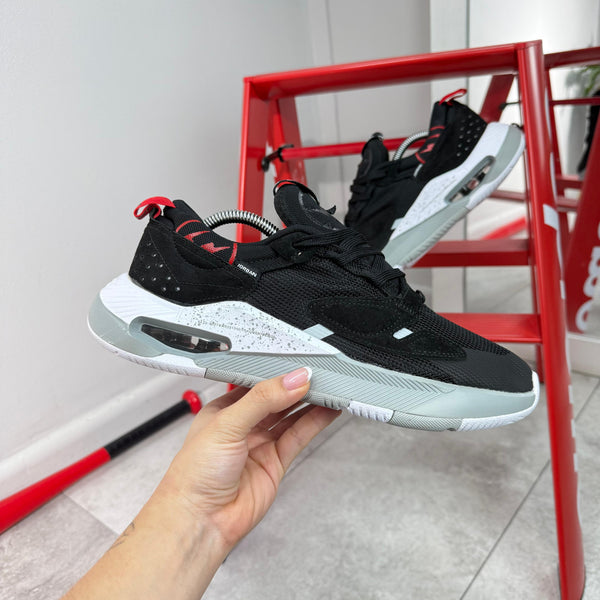 JDN Delta 3 Low Black – Tecnología y Estilo en Cada Paso