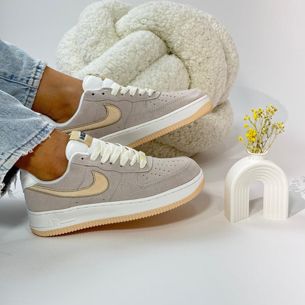 NK Air Force 1 Suede – Elegancia en Gamuza Beige y Crema
