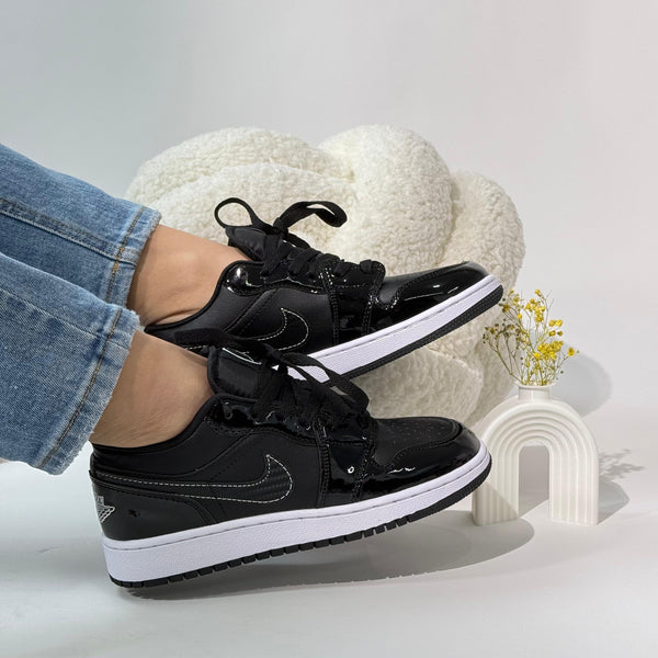 JDN 1 Low Black Patent – Elegancia y Estilo Total Black