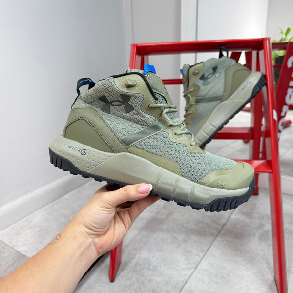 UNDER A Micro G Trek Gris Oliva – Estabilidad y Estilo Urbano