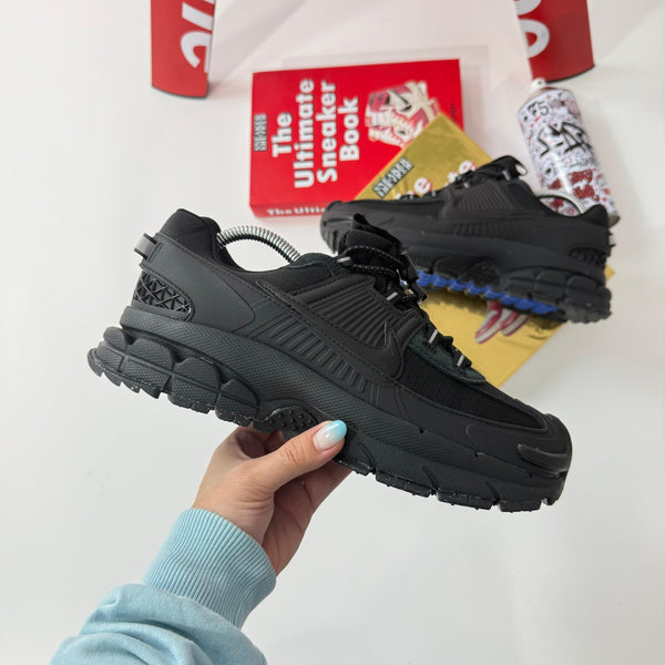 NK MMW 4 Triple Black – Estética Futurista y Alto Rendimiento