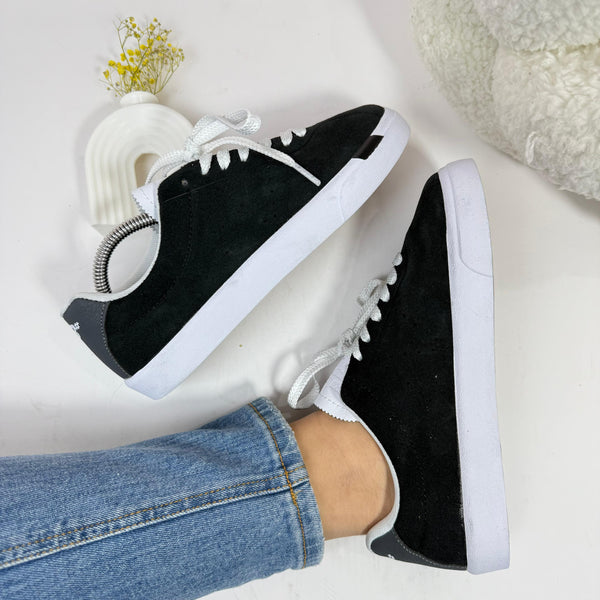 NB Urbanas Black Suede – Estilo Clásico y Comodidad Diaria