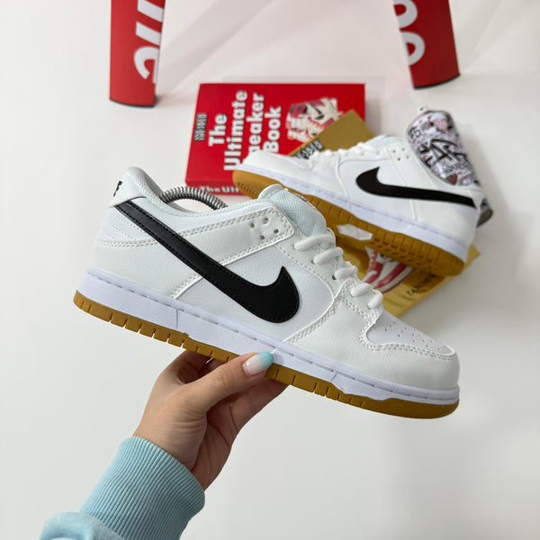 NK Dunk Low White Black Gum – Clásico Urbano con Suela Caramelo