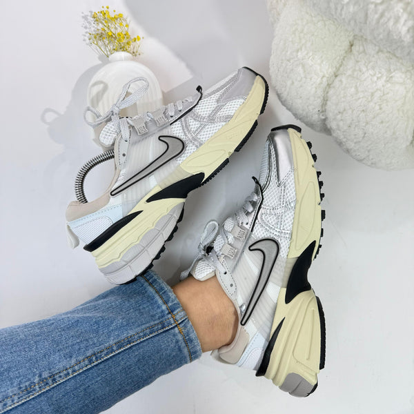 NK Zoom Vomero 5 Light Bone – Estilo Futurista y Comodidad Total