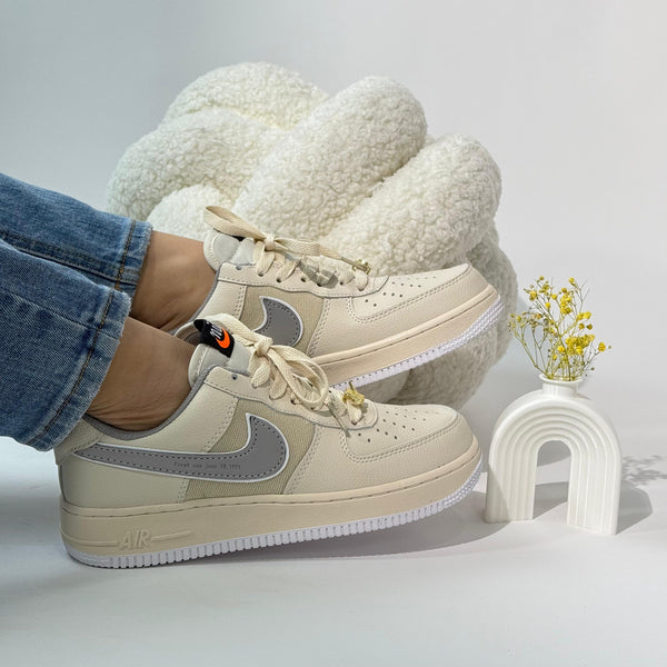 NK Air Force 1 Cream – Estilo Premium con Toques Metálicos